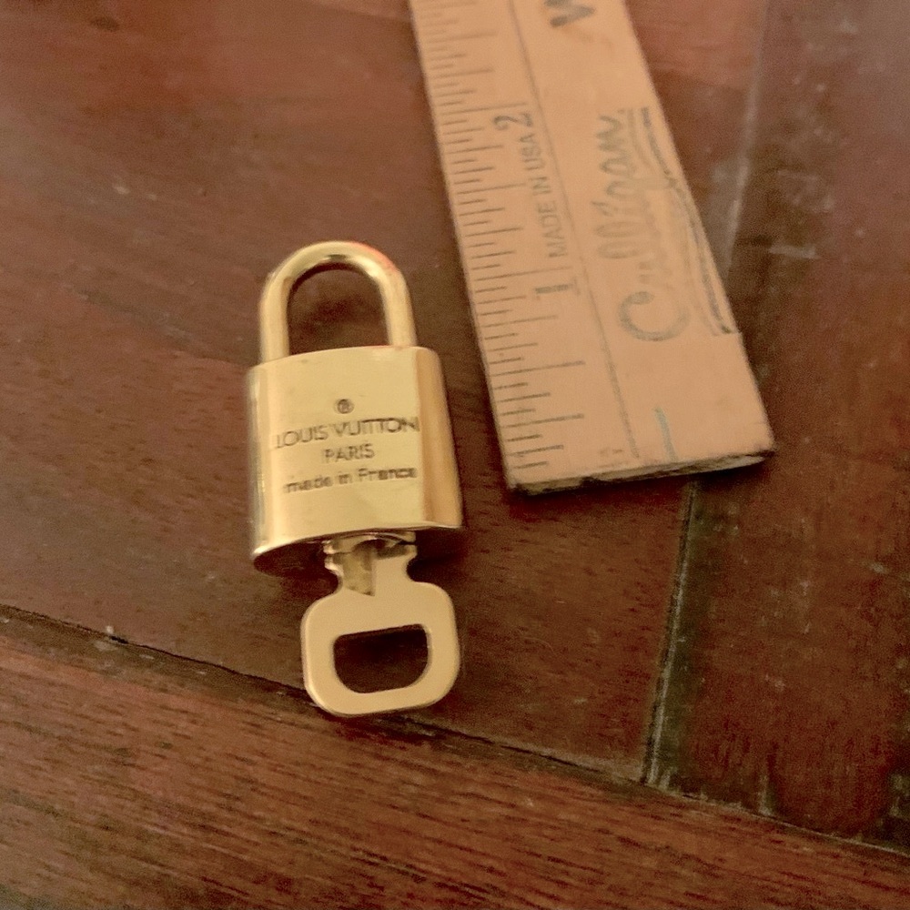 ❎❎SOLD❎❎Louis Vuitton #309 Goldtone Key Lock 100% Authentic - Picture 4 of 4